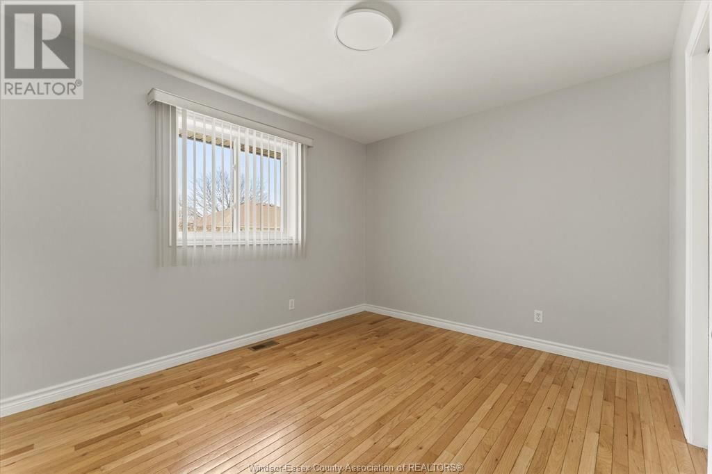 2374 ST. CLAIR AVENUE Image 25