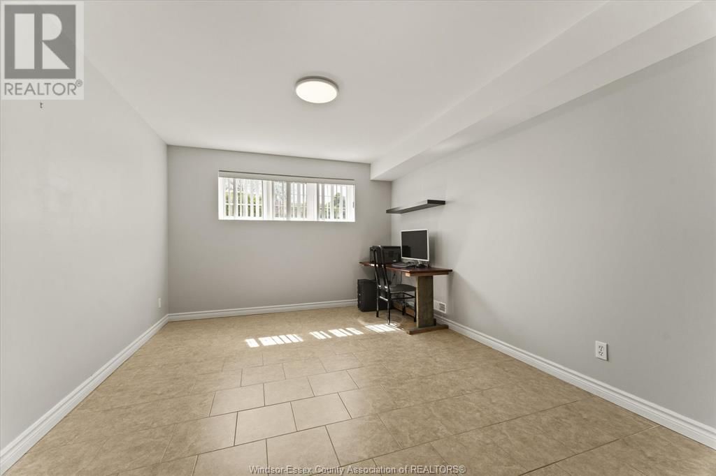 2374 ST. CLAIR AVENUE Image 26
