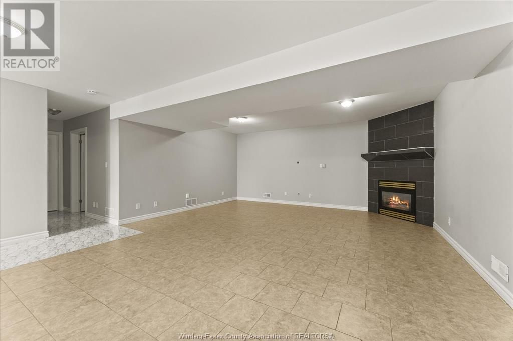 2374 ST. CLAIR AVENUE Image 28