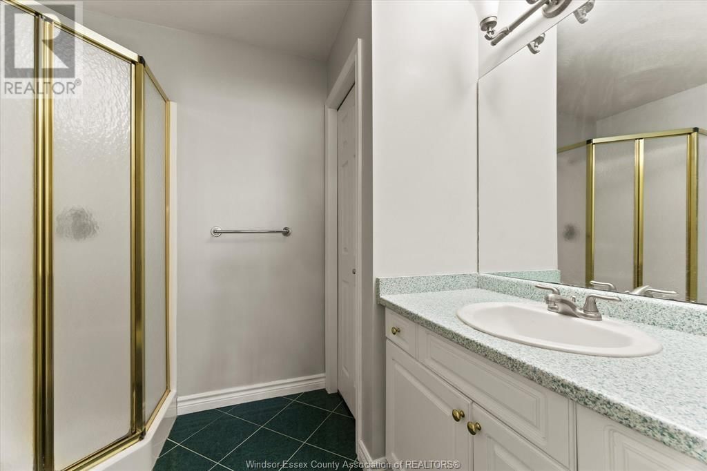 2374 ST. CLAIR AVENUE Image 30