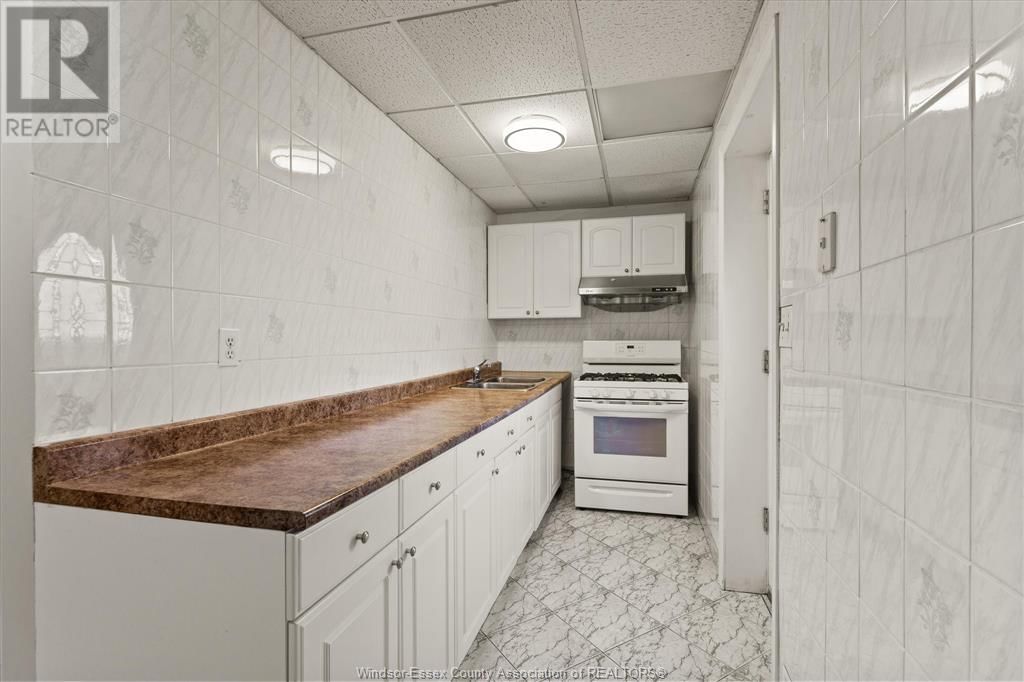 2374 ST. CLAIR AVENUE Image 31