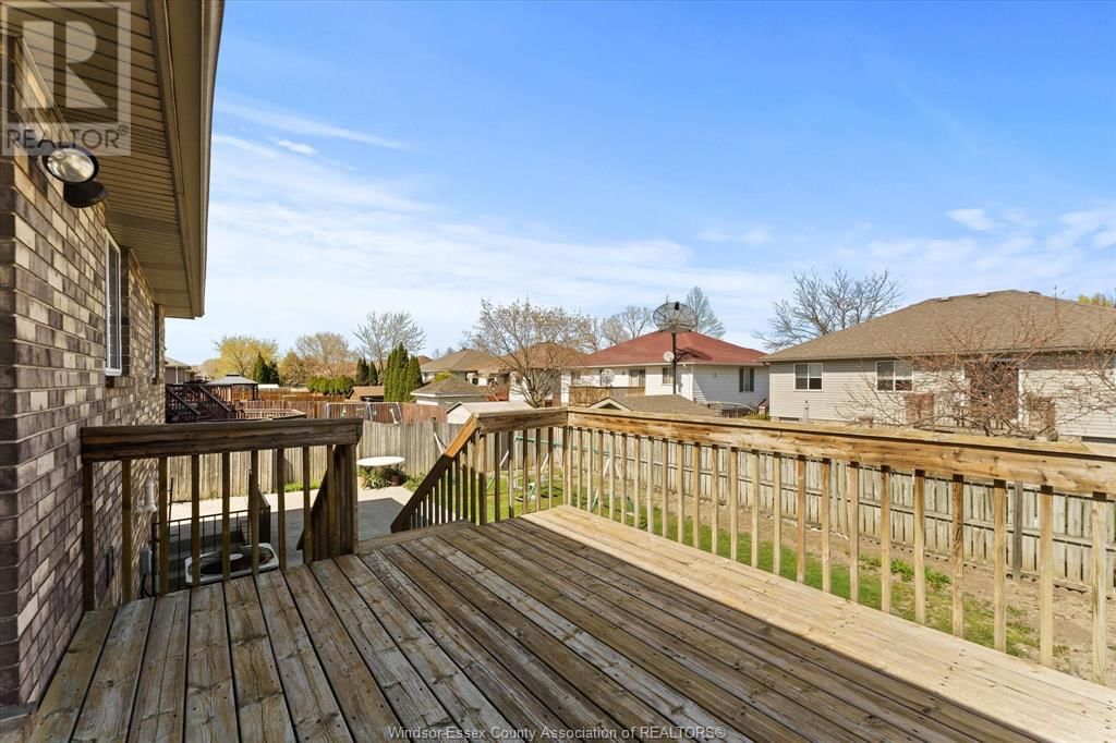 2374 ST. CLAIR AVENUE Image 32