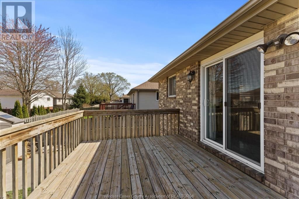 2374 ST. CLAIR AVENUE Image 33