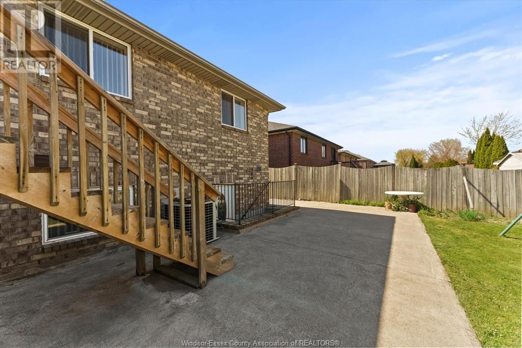 2374 ST. CLAIR AVENUE Image 34