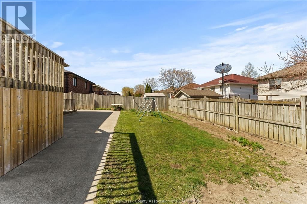 2374 ST. CLAIR AVENUE Image 35