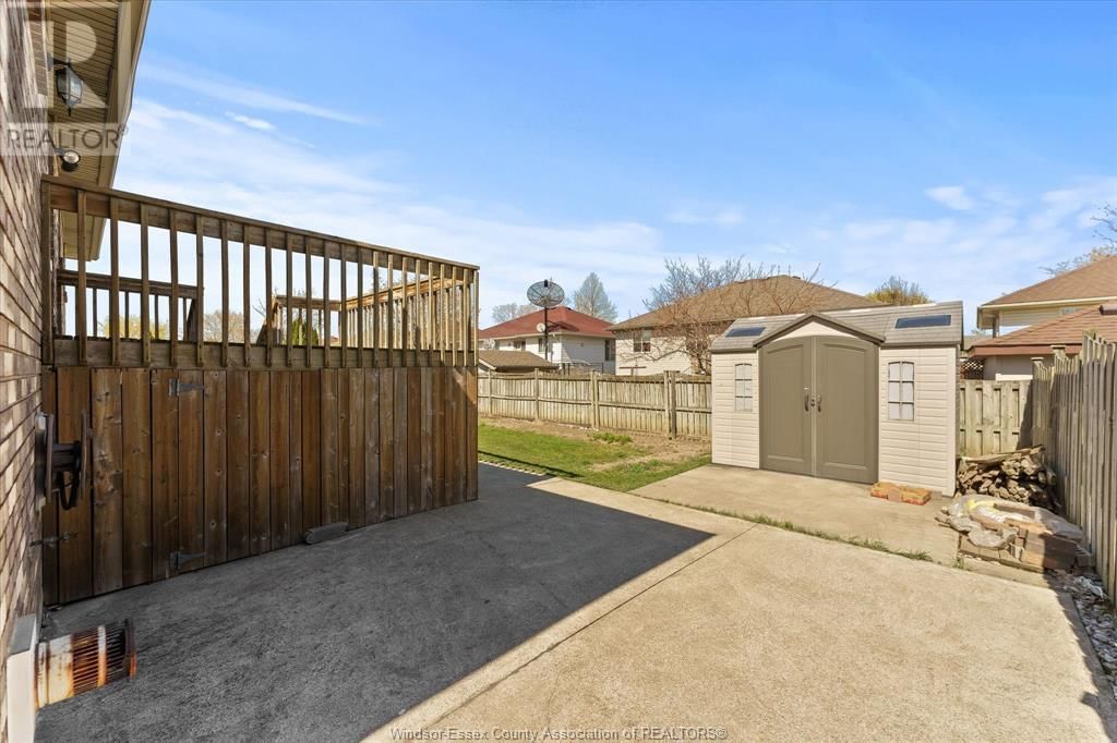 2374 ST. CLAIR AVENUE Image 36