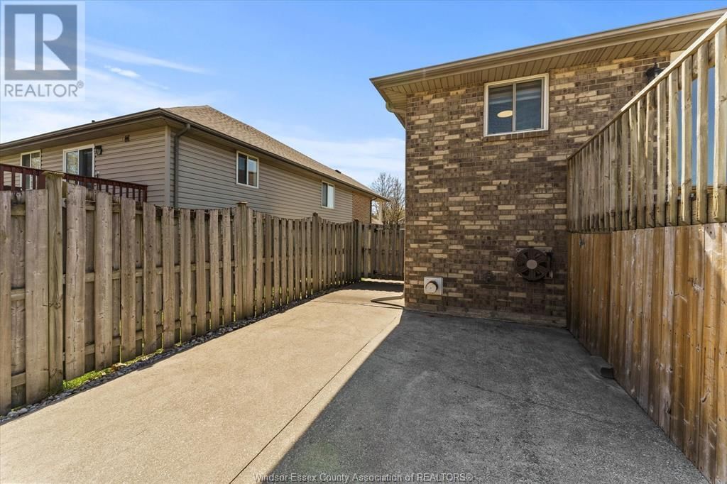 2374 ST. CLAIR AVENUE Image 37