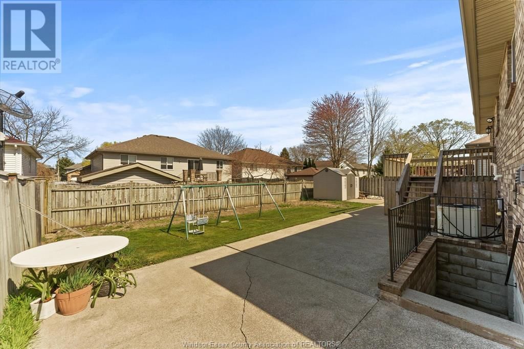 2374 ST. CLAIR AVENUE Image 38