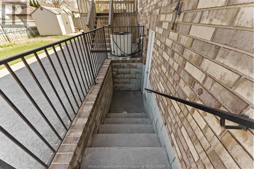 2374 ST. CLAIR AVENUE Image 39