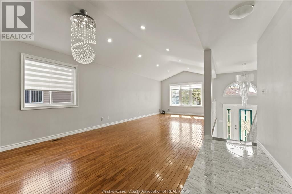 2374 ST. CLAIR AVENUE Image 7