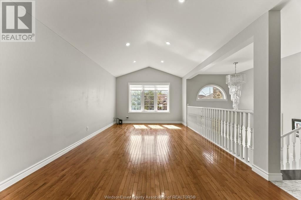 2374 ST. CLAIR AVENUE Image 8