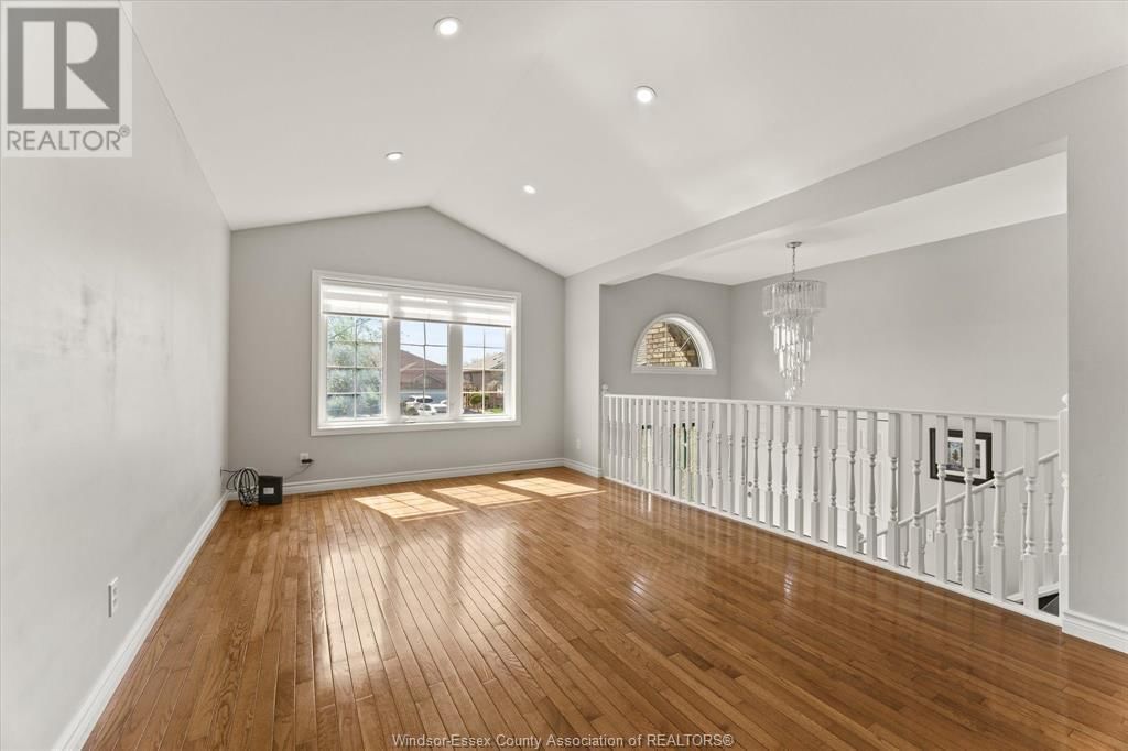 2374 ST. CLAIR AVENUE Image 9