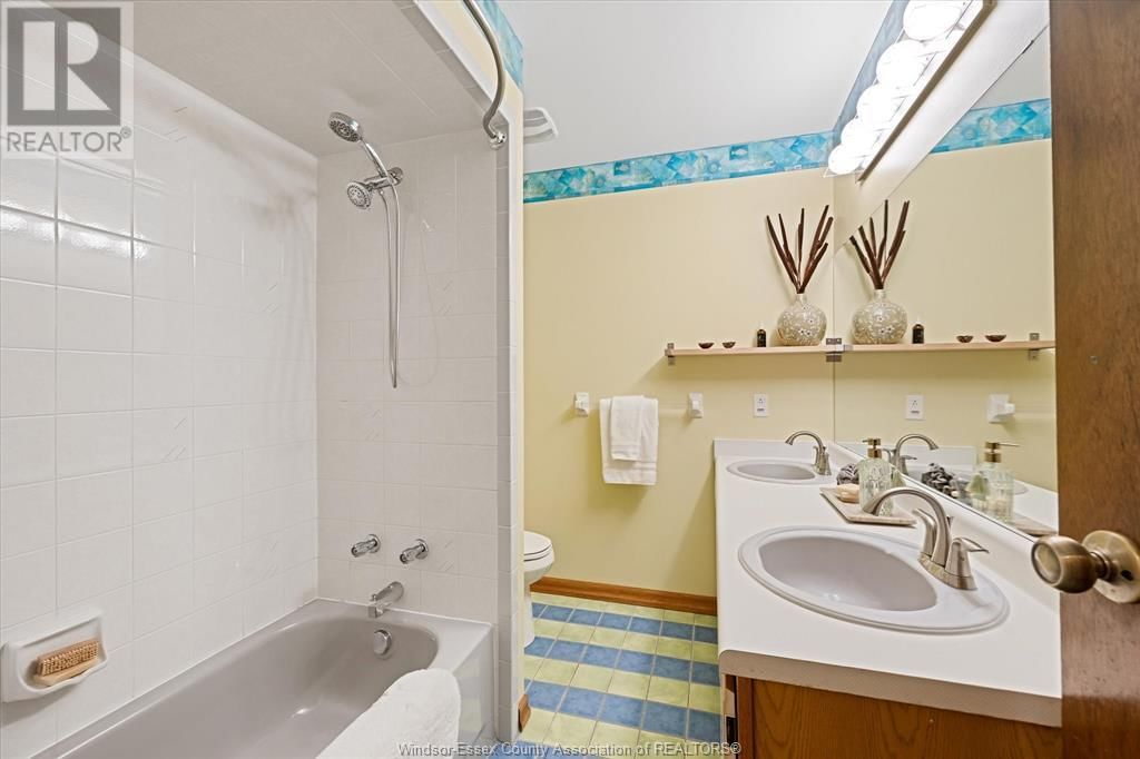 547 FLORENCE AVENUE Image 31