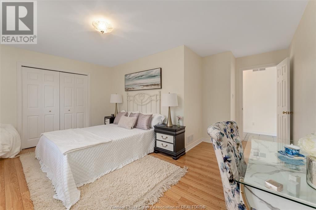 1564 IMPERIAL CRESCENT Image 23
