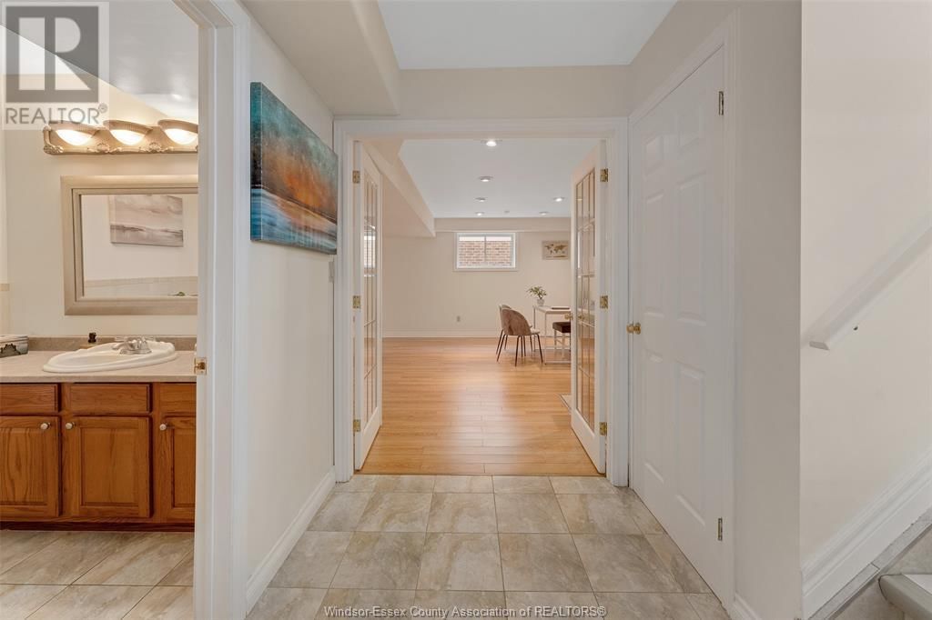 1564 IMPERIAL CRESCENT Image 29