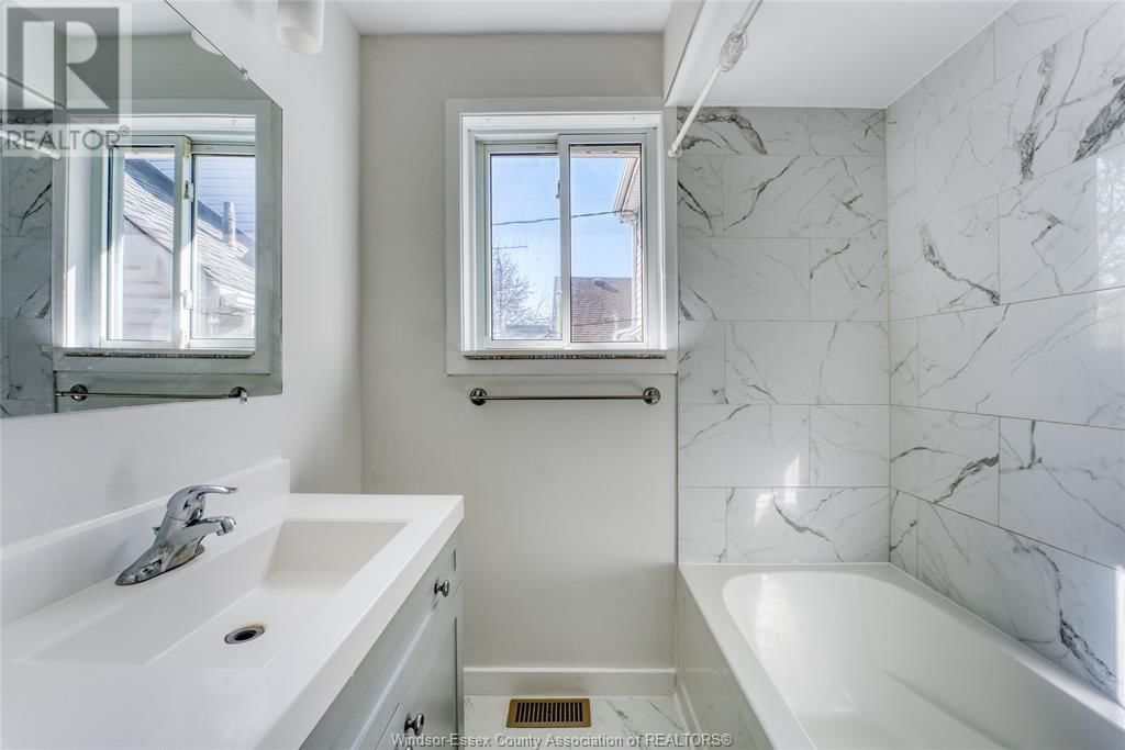 864 ELM AVENUE Image 11