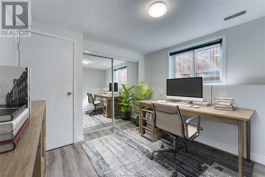 864 ELM AVENUE Image 15