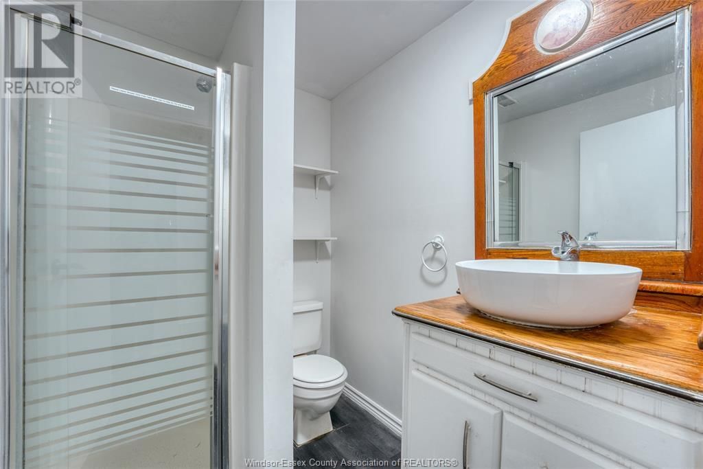 864 ELM AVENUE Image 16