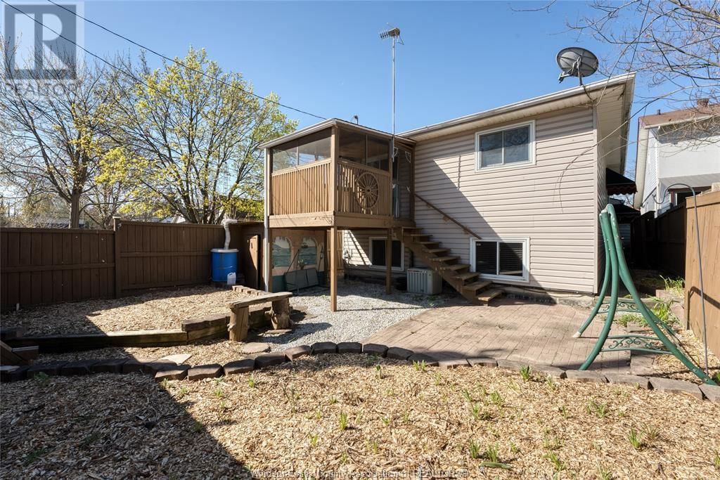 864 ELM AVENUE Image 21
