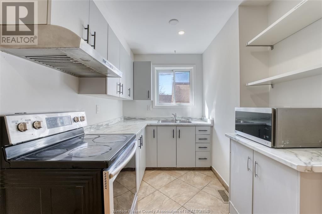 864 ELM AVENUE Image 8