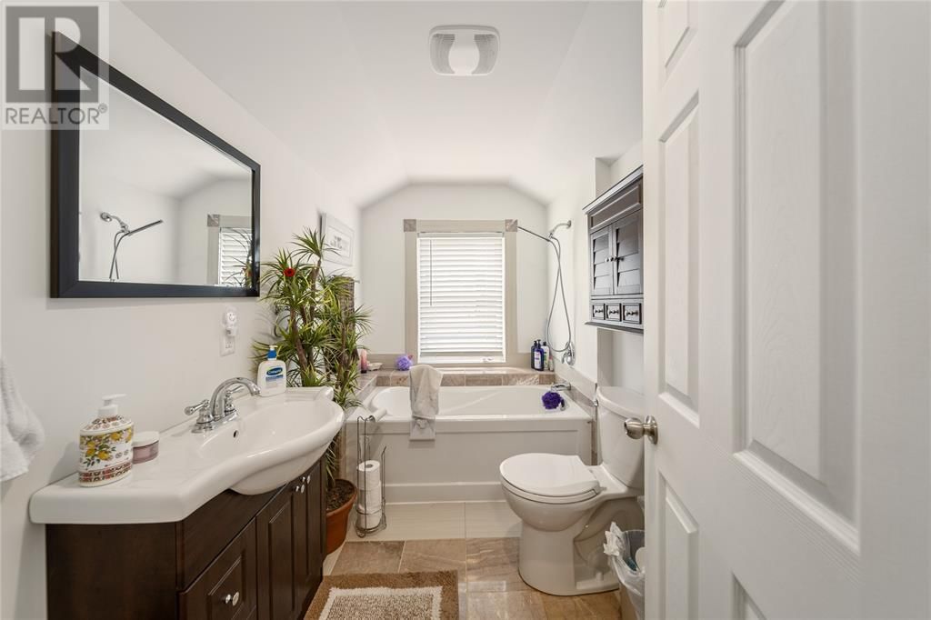 110 WELLINGTON STREET Image 15