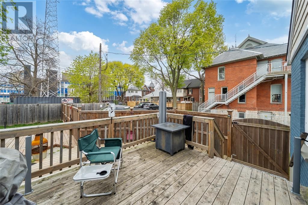 110 WELLINGTON STREET Image 22
