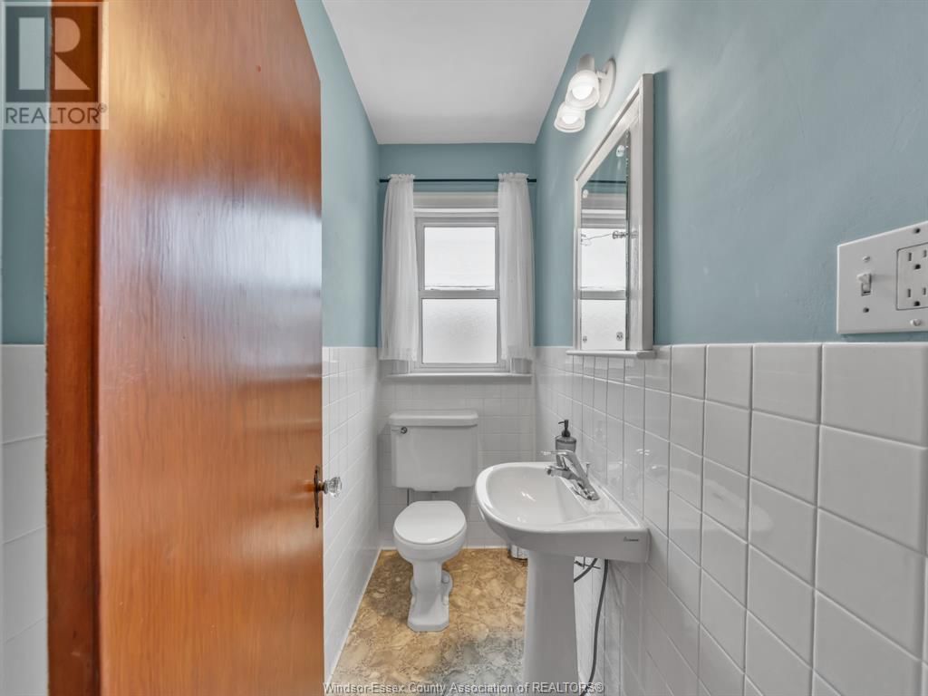 11 COLLEGE Image 16