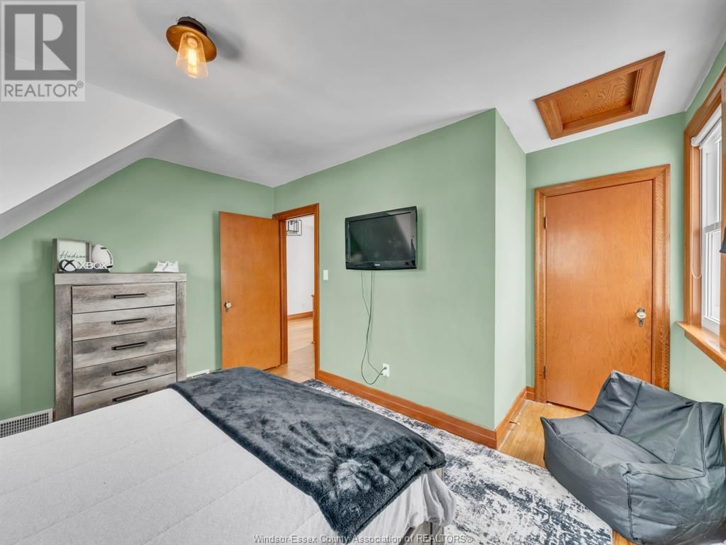 11 COLLEGE Image 26
