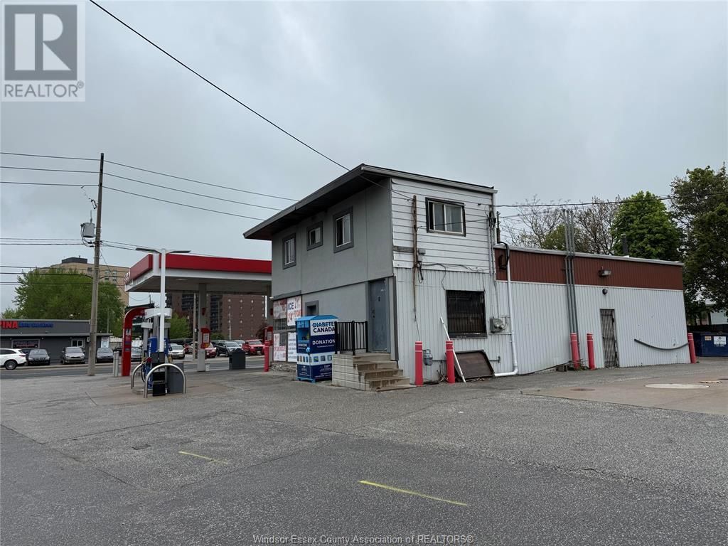 3511 WYANDOTTE STREET EAST Image 2