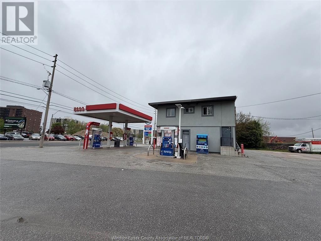 3511 WYANDOTTE STREET EAST Image 3