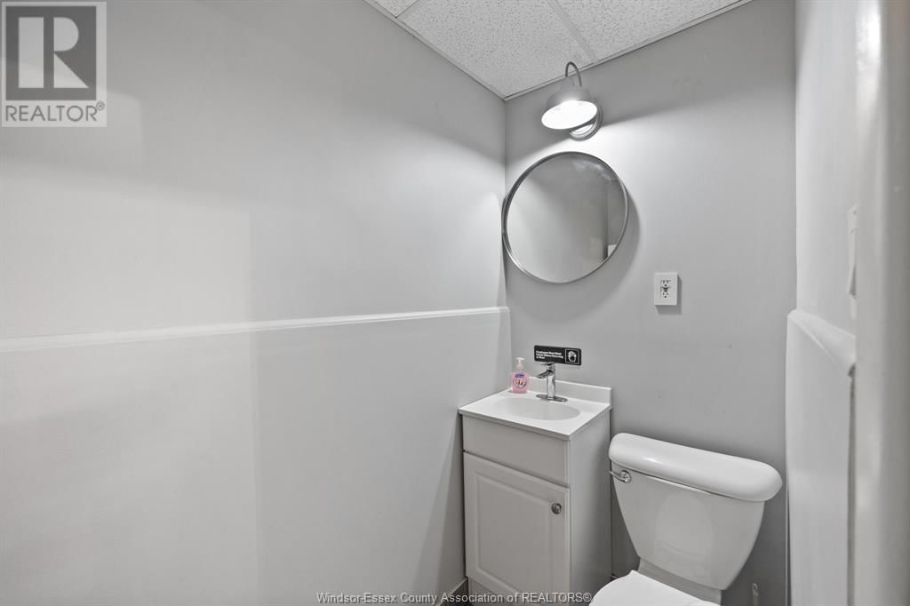 5550-60 WYANDOTTE STREET EAST Image 37