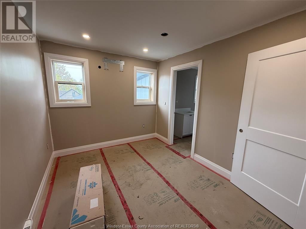 MAIN - 856 UNIVERSITY Image 12