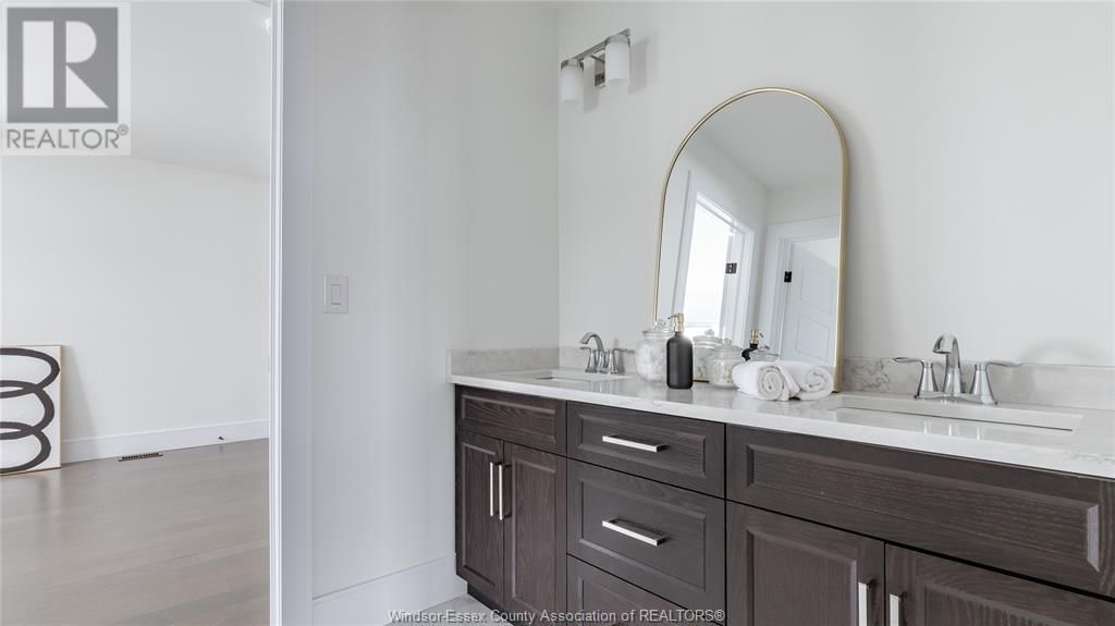 2420 ROXBOROUGH Image 23