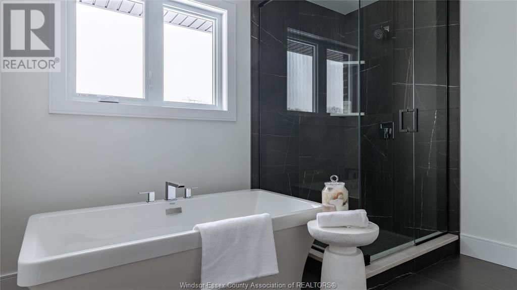 2420 ROXBOROUGH Image 32