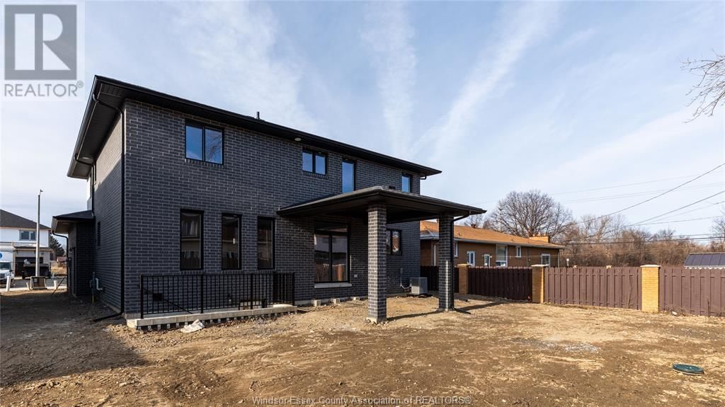 2420 ROXBOROUGH Image 35