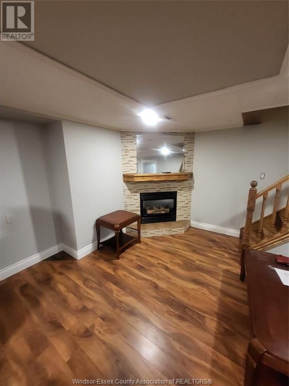 LOWER - 3090 CORAM CRESCENT Image 2