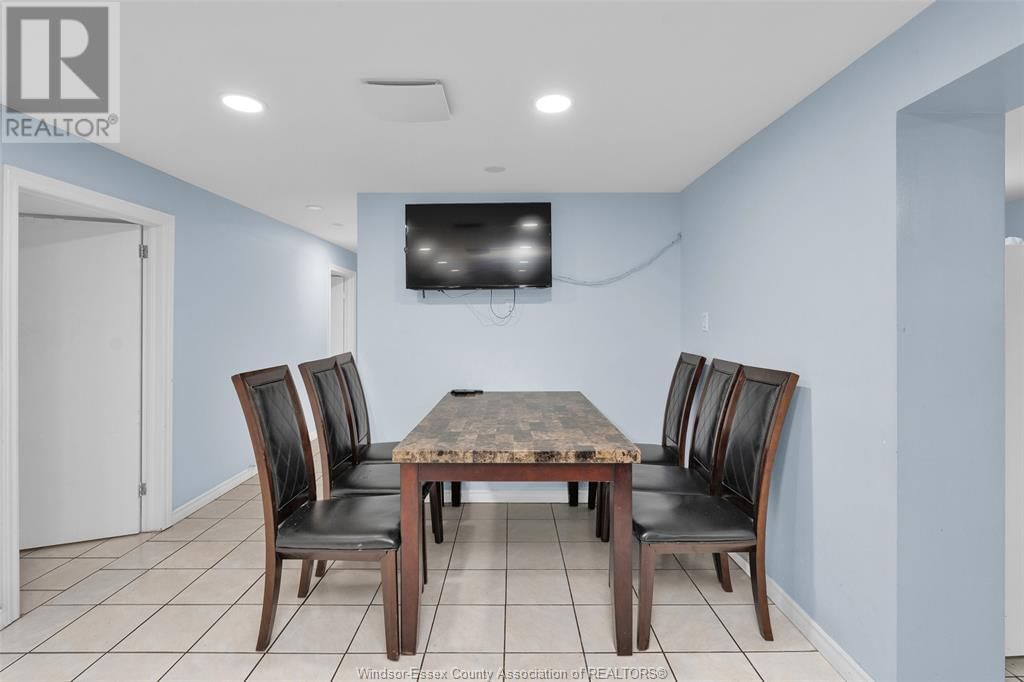 1011 WYANDOTTE Image 33