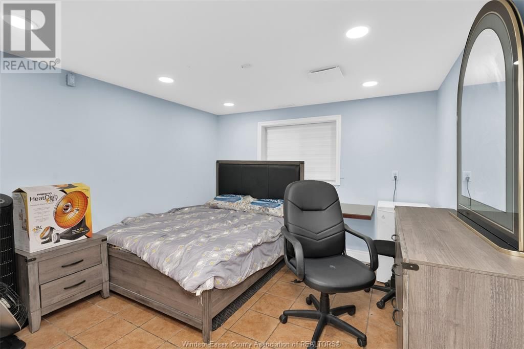 1011 WYANDOTTE Image 36