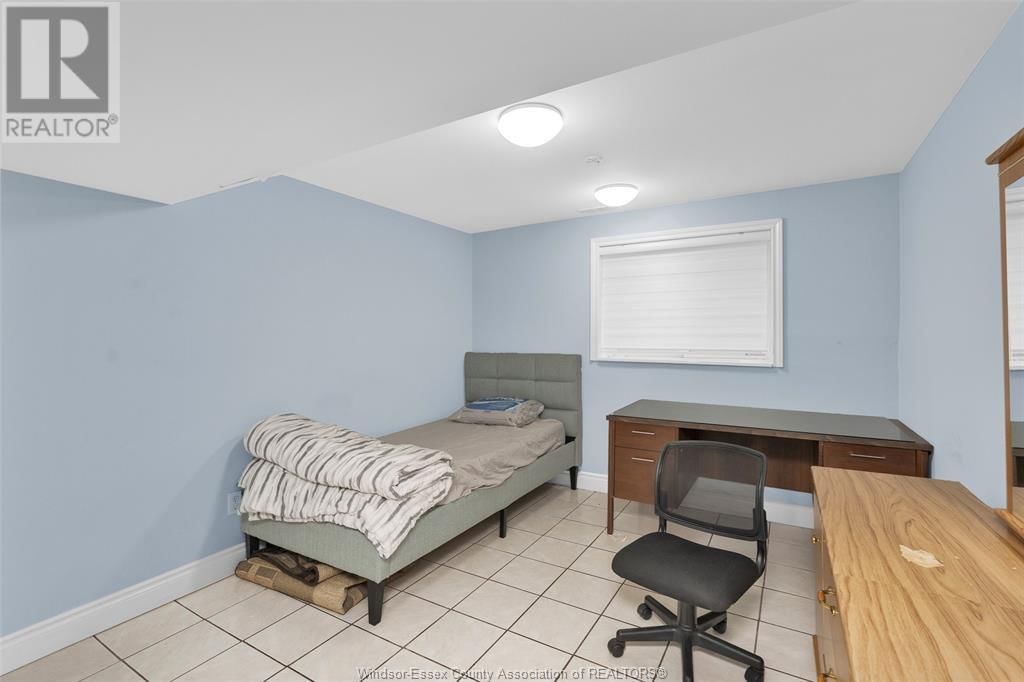 1011 WYANDOTTE Image 37
