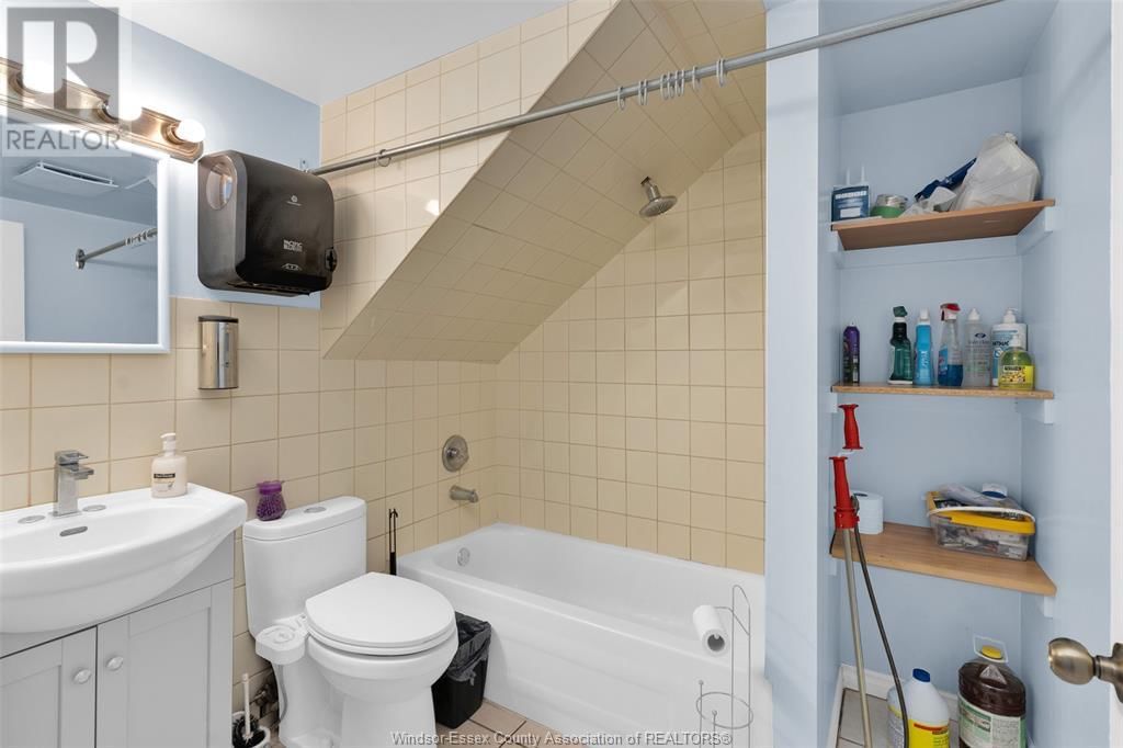 1011 WYANDOTTE Image 39