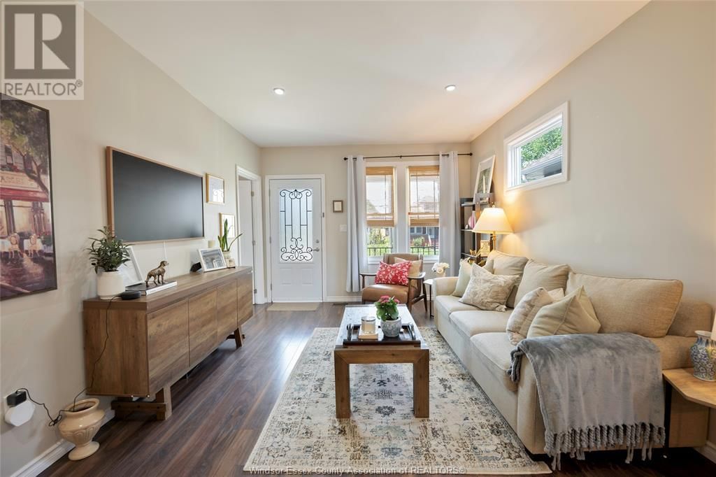 1072 ELM AVENUE Image 10