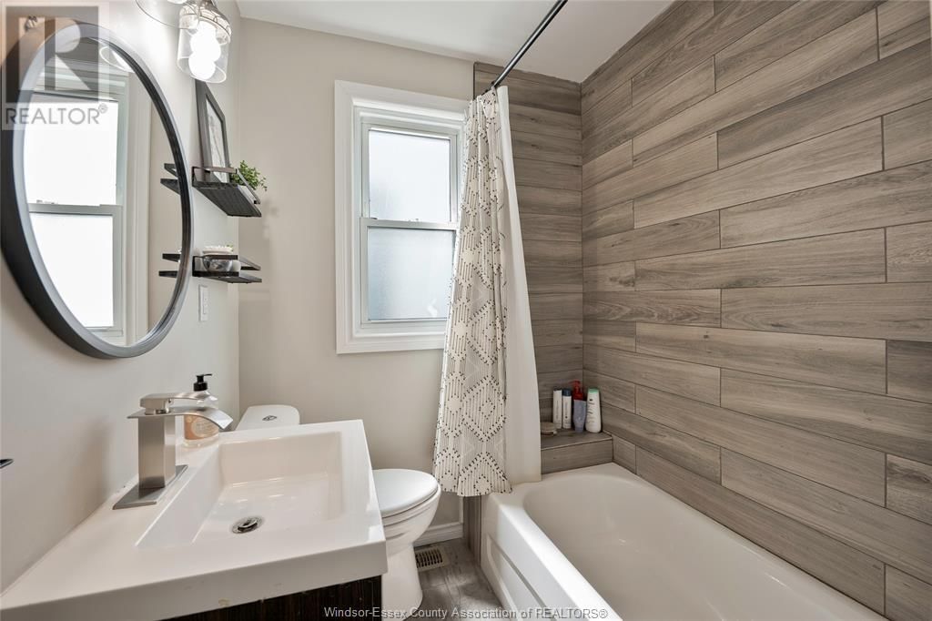 1072 ELM AVENUE Image 15