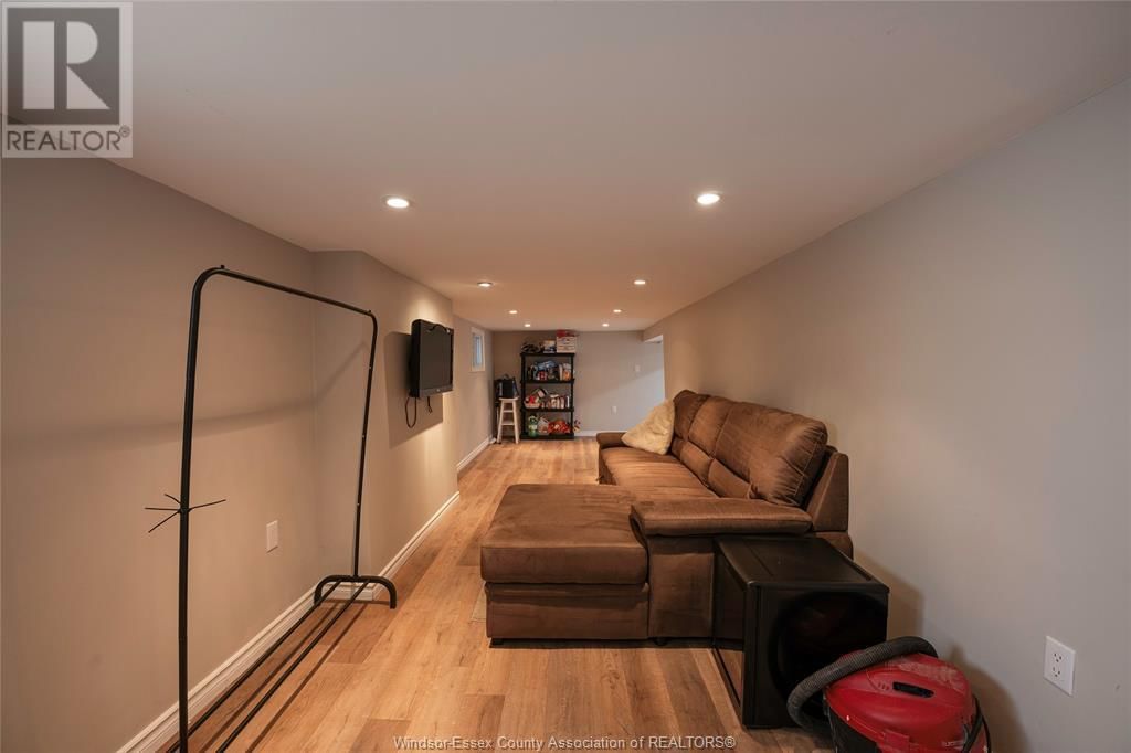 1072 ELM AVENUE Image 18