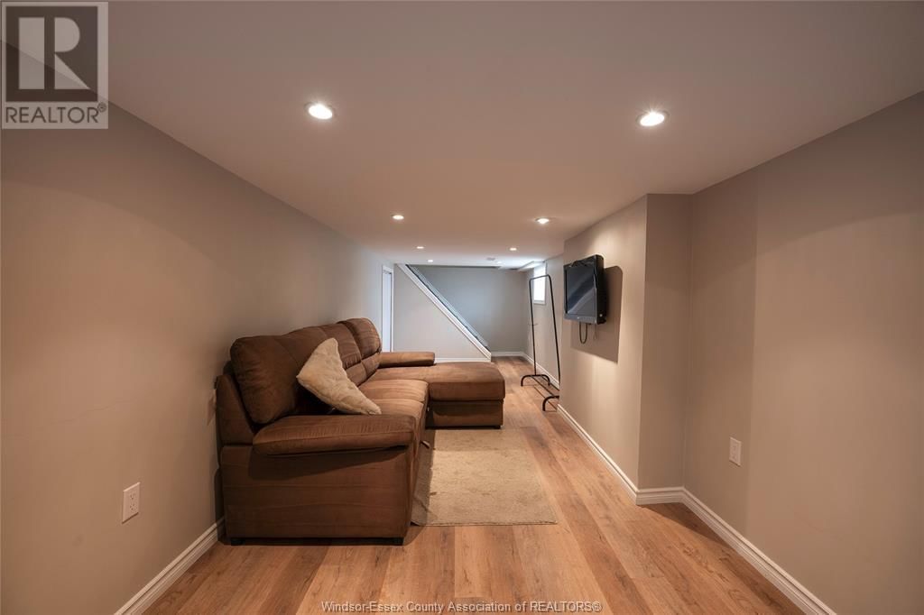 1072 ELM AVENUE Image 19