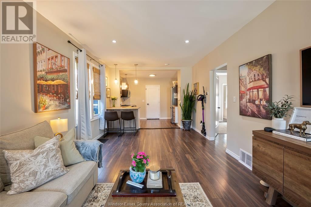 1072 ELM AVENUE Image 9