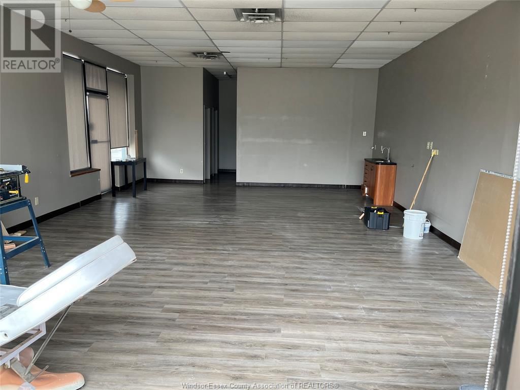 1 - 2407 DOUGALL AVENUE Image 4