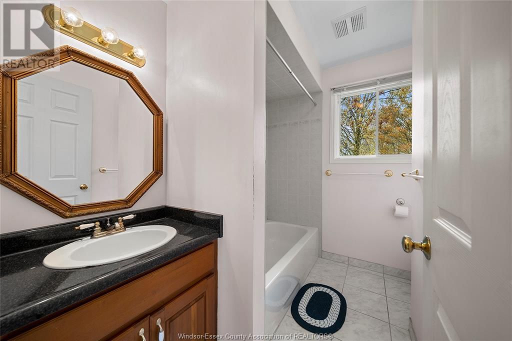 156 LAKESHORE Image 19