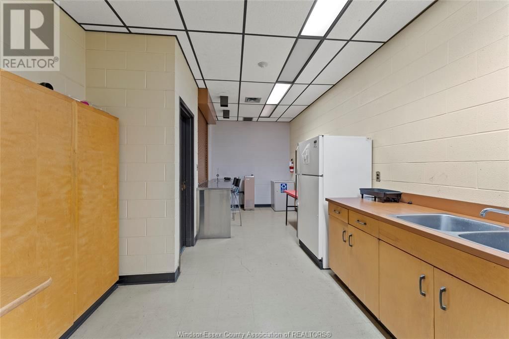 850 OUELLETTE AVENUE Image 11
