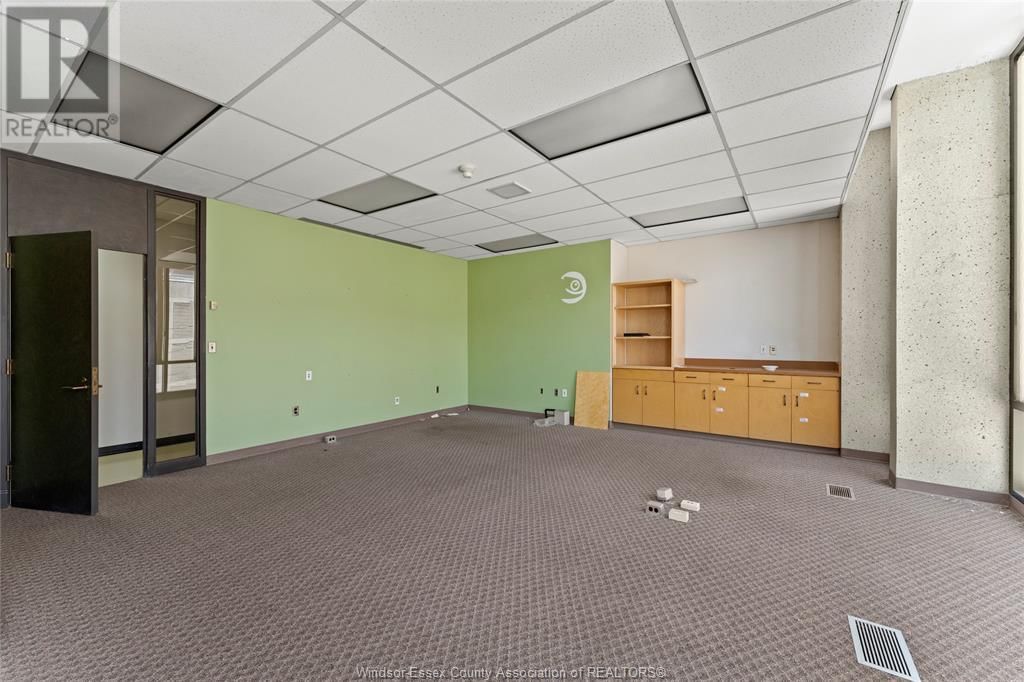 850 OUELLETTE AVENUE Image 17