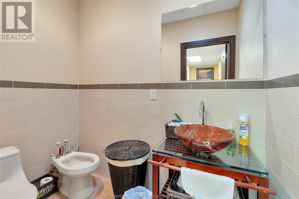 635 ERIE STREET EAST Image 21